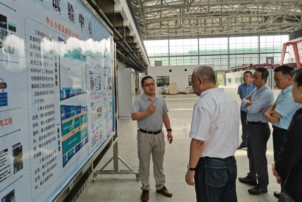 院紀委書記彭子龍陪同參觀了工程試驗中心,公共